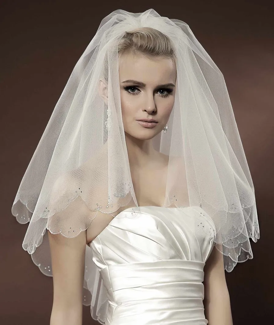 ---Elegant wedding veil two-layer perfect for a sensual wedding dress made on tulle and decorated on the edges with sparkles--