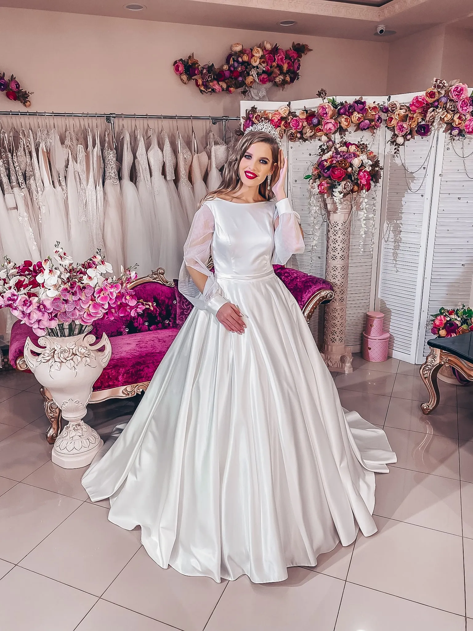 ---Refined dress with a romantic allure, in precious satin fabric, with feminine long sleeves in organza and a chapel train on t