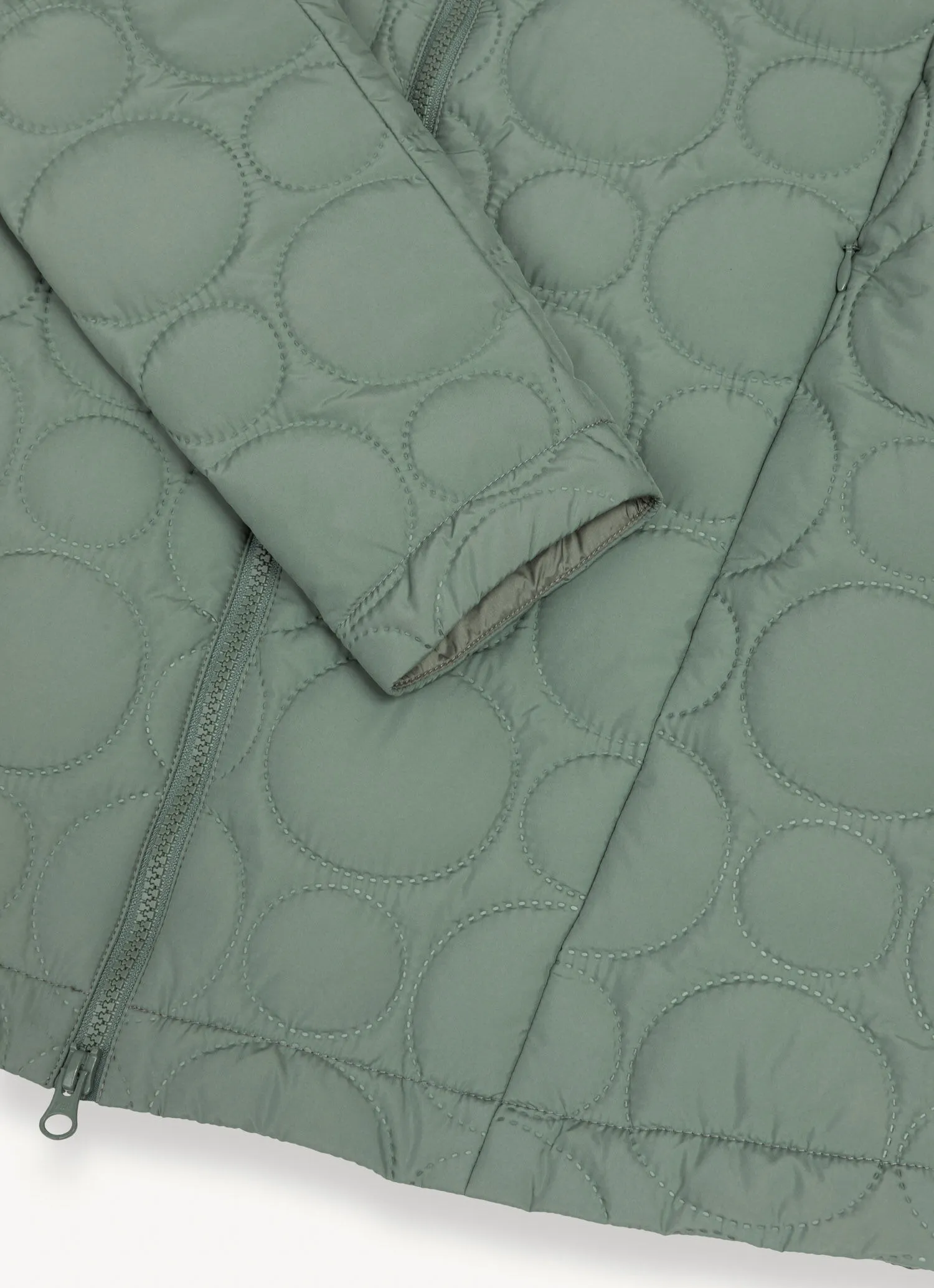 Jacket with round ultrasonic quilting