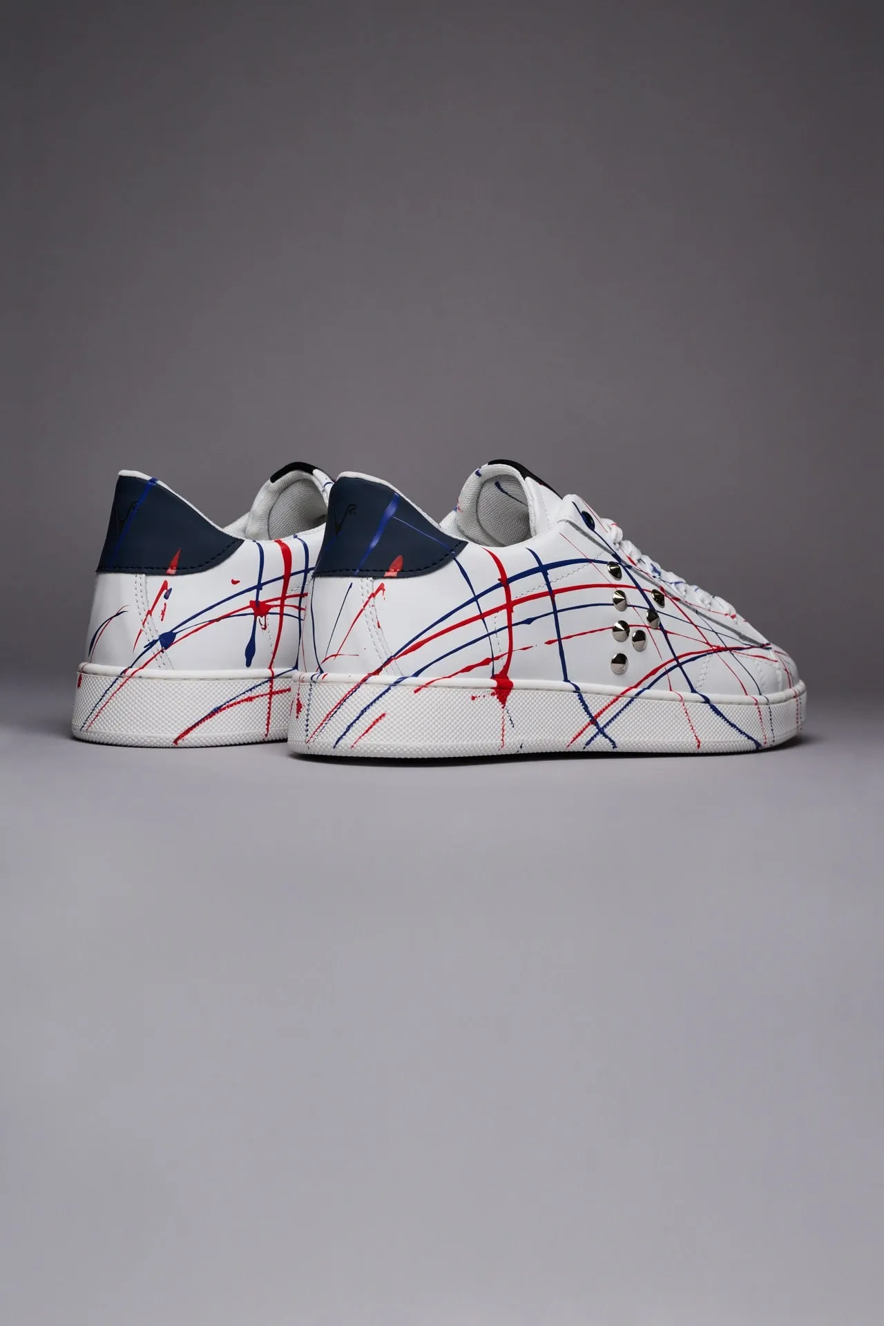SIERRA - Sneakers a suola bassa Bianca con retro e borchie Blu e schizzi di vernice