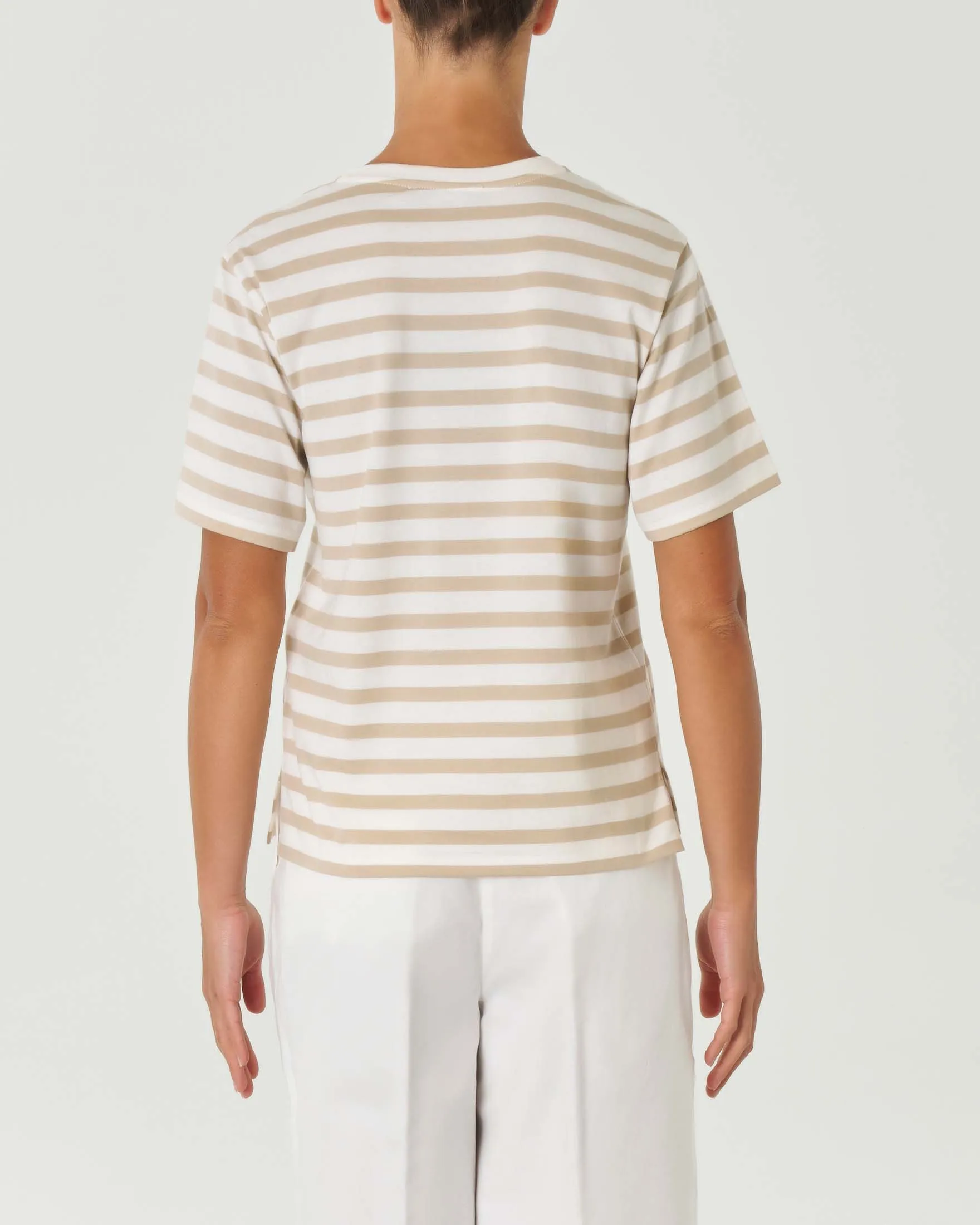 T-shirt bianca in cotone a righe beige con logo ricamato sul petto