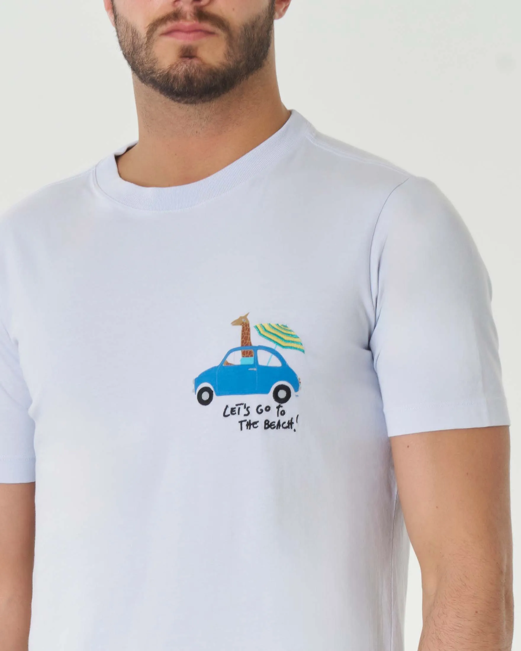 T-shirt color ghiaccio mezza manica in pima cotton con ricamo let's go to the beach e stampa giraffa in macchina